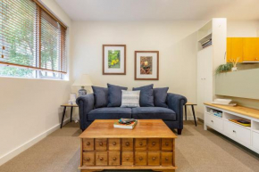 Experience the St Kilda Vibe from a Cosy Retreat